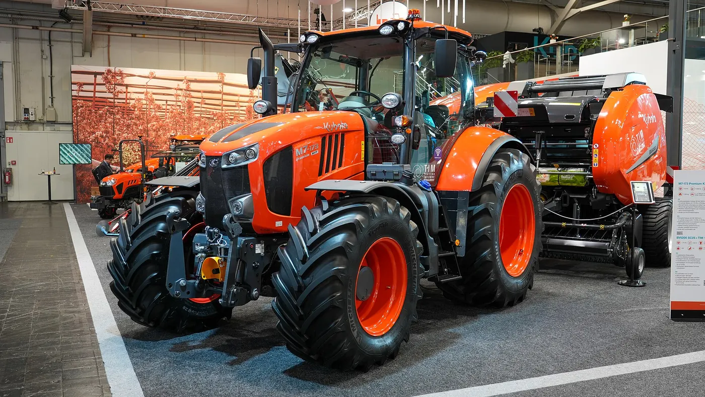 Трактор Kubota M7-173 със съоръжение за обработка на почвата